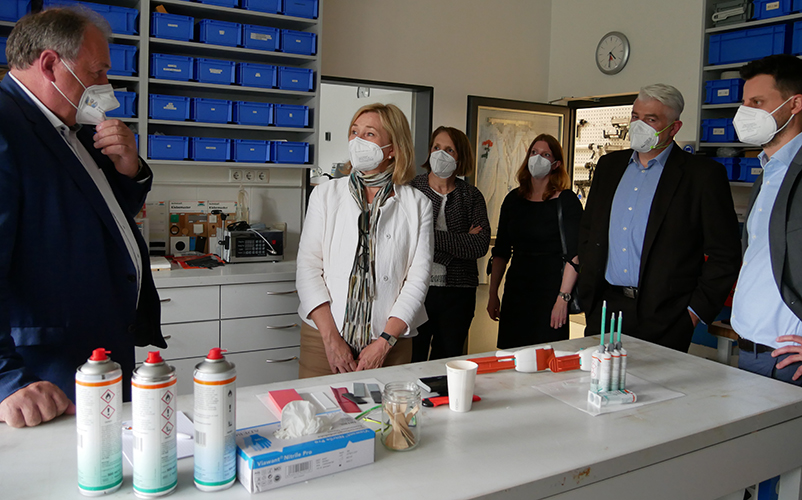 MdL Doris Rauscher und MdL Walter Nussel beim Betriebsrundgang in der Firma Ruderer Klebetechnik GmbH