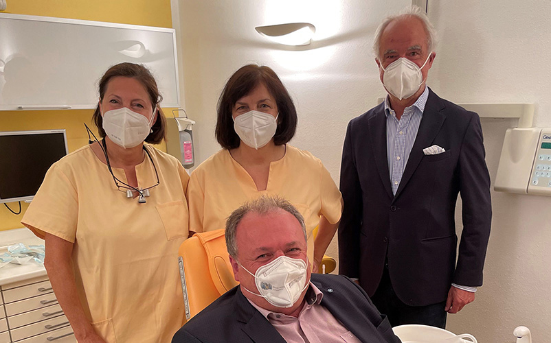 v.l.n.r. Frau Dr. Stecher und Frau Dr. Kober, Praxisinhaberinnen und Zahnärztinnen, MdL Walter Nussel und Michael Schwarz, Präsident Verband Freier Berufe in Bayern, in der Zahnartpraxis