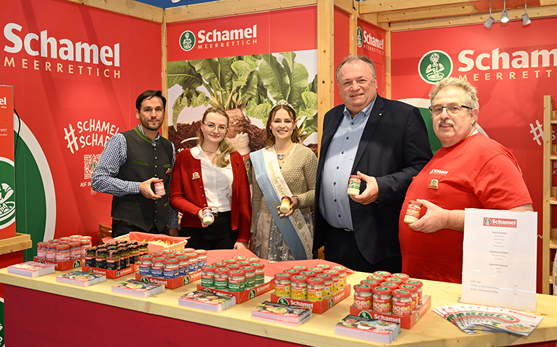 MdL Walter Nussel, Kristina Hofmann und die Bayerische Meerrettichkönigin am Ausstellerstand Schamel