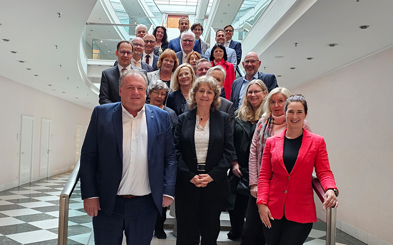 Teilnehmerkreis auf einem Treppenaufgang in der Staatskanzlei stehend