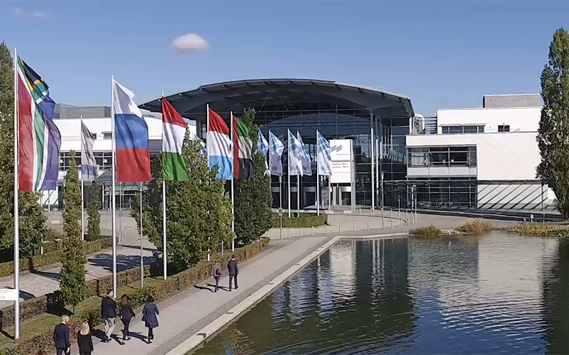 Vorderansicht Messegelände München, wehende Flaggen im Vordergrund