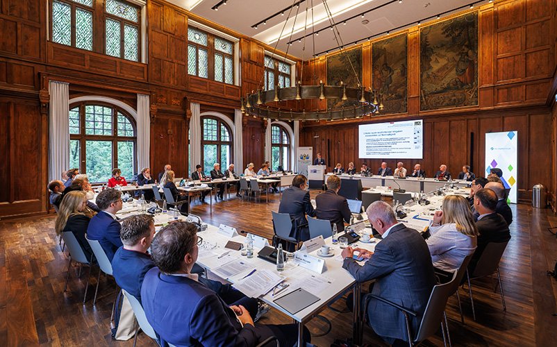 Teilnehmende beim EU-Praxis-Check zur Reform des EU-Vergaberechts in der IHK für München und Oberbayern am 12.06.2026